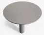 Rundt bord med en glat, flad overflade og et enkelt, centralt cylindrisk ben. Bordet har et minimalistisk design med en ensartet mat grå finish. Der er ingen synlige dekorative elementer eller ekstra funktioner.