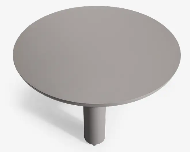 Rundt bord med en glat, flad overflade og et enkelt, centralt cylindrisk ben. Bordet har et minimalistisk design med en ensartet mat grå finish. Der er ingen synlige dekorative elementer eller ekstra funktioner.