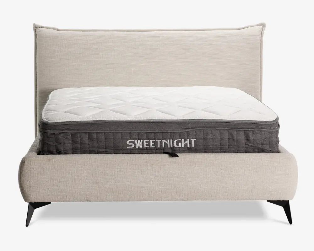 En tyk, blød madras med quiltet hvid top og mørkegrå sidepanel, hvor mærket 'SWEETNIGHT' står med store hvide bogstaver. Madrassen har en tekstureret overflade med diamantmønster for ekstra komfort og åndbarhed. Den er placeret på en moderne, polstret sengegavl med lyst beige stof og sorte skrå ben.