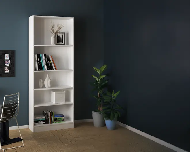 Høj, rektangulær reol med en glat, hvid finish. Har fem åbne hylder med jævn afstand. Hylderne viser en blanding af bøger, dekorative vaser, et indrammet foto, en lille plante og en opbevaringsboks, hvilket demonstrerer god plads til både opbevaring og udstilling. Designet er minimalistisk og moderne, velegnet til forskellige rumtyper.