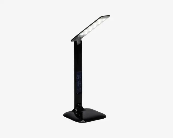 Elegant, moderne sort skrivebordslampe med et vinklet LED-lyspanel og et digitalt display på stangen, der viser temperatur, tid og dato. Lampen har en blank overflade og en solid, bred fod for stabilitet.