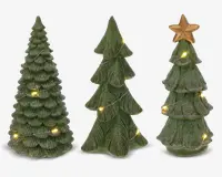 Sæt med tre dekorative grønne juletræsfigurer, hver med en unik form og teksturerede grene. Ét træ har en gylden stjerne på toppen, og alle er pyntet med små varm-hvide LED-lyskæder. Overfladerne har en let frostet effekt, som giver et festligt og vinterligt udtryk.