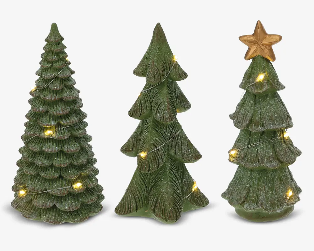 Sæt med tre dekorative grønne juletræsfigurer, hver med en unik form og teksturerede grene. Ét træ har en gylden stjerne på toppen, og alle er pyntet med små varm-hvide LED-lyskæder. Overfladerne har en let frostet effekt, som giver et festligt og vinterligt udtryk.