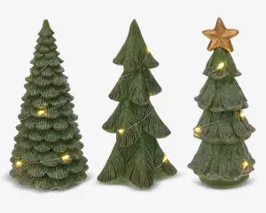 Sæt med tre dekorative grønne juletræsfigurer, hver med en unik form og teksturerede grene. Ét træ har en gylden stjerne på toppen, og alle er pyntet med små varm-hvide LED-lyskæder. Overfladerne har en let frostet effekt, som giver et festligt og vinterligt udtryk.