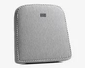 Rektangulær pude med afrundede hjørner, designet med et sort-hvidt lodret stribet mønster. Kanterne er afsluttet med matchende stribet kantbånd, hvilket giver et pænt udseende. Øverst i midten sidder et lille, rektangulært stofmærke med brandnavnet. Puden virker tyk og velpolstret, hvilket gør den velegnet til komfortabel siddeplads.