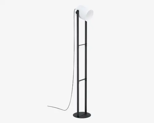 Høj, moderne gulvlampe med sort metalstel, der har geometriske linjer og åbne rektangulære sektioner. Lampeskærmen er cylindrisk og hvid, placeret øverst og vinklet nedad. Basen er rund og stabil, og en synlig ledning går ud fra lampens nederste del.