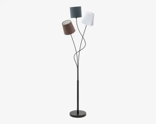 Høj gulvlampe med tre separate lampeskærme, hver på sin egen buede metalarm. Lampeskærmene har forskellige farver: én er mørkegrå, én er hvid, og én er brun. Basen og armene er lavet af mørkt metal, hvilket giver et moderne og stilfuldt udtryk. Lampeskærmene er vinklet i forskellige retninger for et dynamisk udseende.