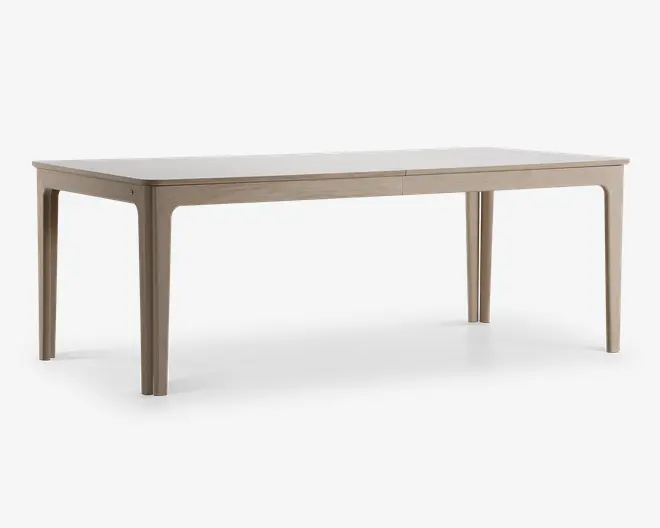 Rektangulært bord med lys træramme og ben, samt en glat, hvid bordplade. Designet er minimalistisk med blødt afrundede hjørner og kanter, og benene er let tilspidsede for et moderne udtryk.