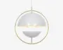 Loftlampe med et moderne, geometrisk design bestående af to hvide halvkugleformede skærme, der vender mod hinanden og er ophængt i en cirkulær ramme af gyldent metal. Lampen hænger fra en central stang, og det åbne rum mellem skærmene giver lys mulighed for at sprede sig både opad og nedad, hvilket skaber et stilfuldt og nutidigt udtryk.