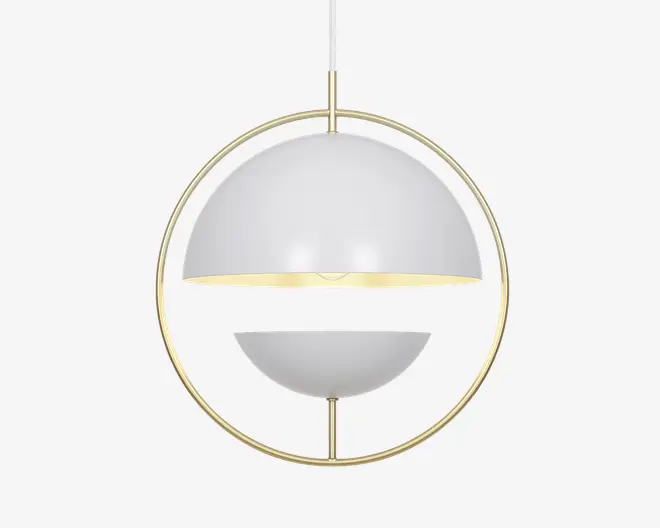 Loftlampe med et moderne, geometrisk design bestående af to hvide halvkugleformede skærme, der vender mod hinanden og er ophængt i en cirkulær ramme af gyldent metal. Lampen hænger fra en central stang, og det åbne rum mellem skærmene giver lys mulighed for at sprede sig både opad og nedad, hvilket skaber et stilfuldt og nutidigt udtryk.