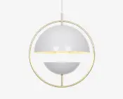 Loftlampe med et moderne, geometrisk design bestående af to hvide halvkugleformede skærme, der vender mod hinanden og er ophængt i en cirkulær ramme af gyldent metal. Lampen hænger fra en central stang, og det åbne rum mellem skærmene giver lys mulighed for at sprede sig både opad og nedad, hvilket skaber et stilfuldt og nutidigt udtryk.