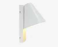 En moderne vægmonteret lampe med mat hvid finish. Designet har en lodret, rektangulær base med to synlige monteringsskruer og en konisk skærm, der leder lyset nedad. Skærmen er vinklet væk fra væggen og giver fokuseret belysning nedenunder. Lampen har rene linjer og et minimalistisk udtryk, der passer til moderne indretning.