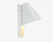 En moderne vægmonteret lampe med mat hvid finish. Designet har en lodret, rektangulær base med to synlige monteringsskruer og en konisk skærm, der leder lyset nedad. Skærmen er vinklet væk fra væggen og giver fokuseret belysning nedenunder. Lampen har rene linjer og et minimalistisk udtryk, der passer til moderne indretning.