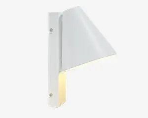 En moderne vægmonteret lampe med mat hvid finish. Designet har en lodret, rektangulær base med to synlige monteringsskruer og en konisk skærm, der leder lyset nedad. Skærmen er vinklet væk fra væggen og giver fokuseret belysning nedenunder. Lampen har rene linjer og et minimalistisk udtryk, der passer til moderne indretning.