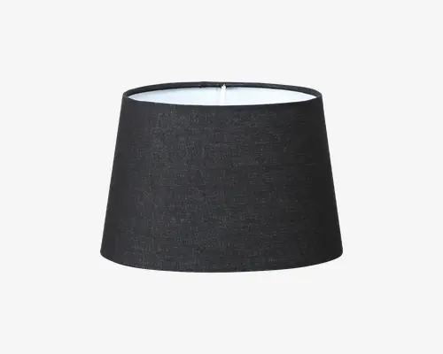 Konisk lampeskærm med mat sort stof på ydersiden og hvid inderside. Stoffet har en diskret vævet struktur, og skærmen er bredere forneden end foroven, hvilket giver et moderne og minimalistisk udtryk. Topåbningen er forstærket for stabilitet.