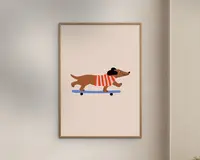 Minimalistisk illustration af en brun gravhund iført en rød- og hvidstribet sweater, der kører på et blåt skateboard. Baggrunden er ensfarvet lys beige, og kunstværket er indrammet i en enkel træramme.