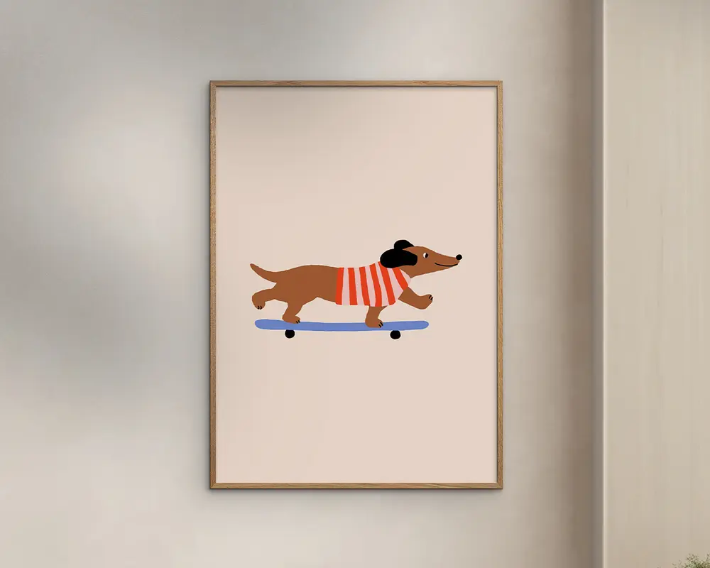 Minimalistisk illustration af en brun gravhund iført en rød- og hvidstribet sweater, der kører på et blåt skateboard. Baggrunden er ensfarvet lys beige, og kunstværket er indrammet i en enkel træramme.