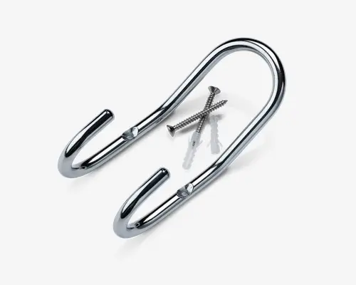 Blank, U-formet metalvægkrog med to grene, beregnet til montering på væggen. Krogen leveres med to skruer og to plastrawlplugs for sikker fastgørelse. Overfladen er poleret krom, hvilket giver et stilrent og moderne udseende.