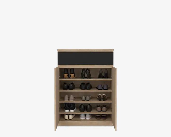 Et opbevaringsskab i træ med to åbne låger, der viser fem hylder fyldt med forskellige par sko. Skabet har en lys træfinish og et sort panel øverst. Hylderne er jævnt fordelt og giver organiseret opbevaring til forskellige typer fodtøj, herunder støvler, sneakers og pæne sko.
