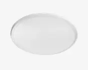 Et rundt, fladt, hvidt bakke med en let forhøjet kant. Overfladen er glat og blank, og designet er minimalistisk uden synlige mønstre eller dekorationer.