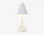 En moderne bordlampe med mat hvid finish. Lampen har en konisk lampeskærm, en slank cylindrisk stang og en rund, flad fod. Designet er minimalistisk og enkelt, velegnet til moderne indretning.