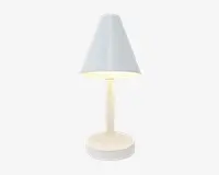 En moderne bordlampe med mat hvid finish. Lampen har en konisk lampeskærm, en slank cylindrisk stang og en rund, flad fod. Designet er minimalistisk og enkelt, velegnet til moderne indretning.