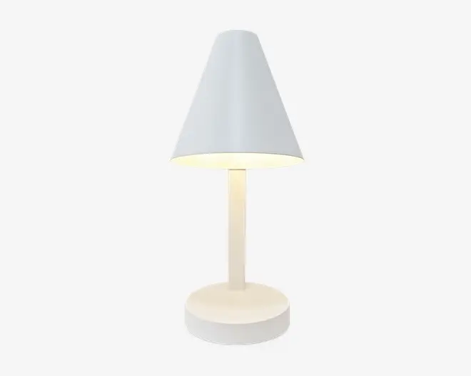En moderne bordlampe med mat hvid finish. Lampen har en konisk lampeskærm, en slank cylindrisk stang og en rund, flad fod. Designet er minimalistisk og enkelt, velegnet til moderne indretning.