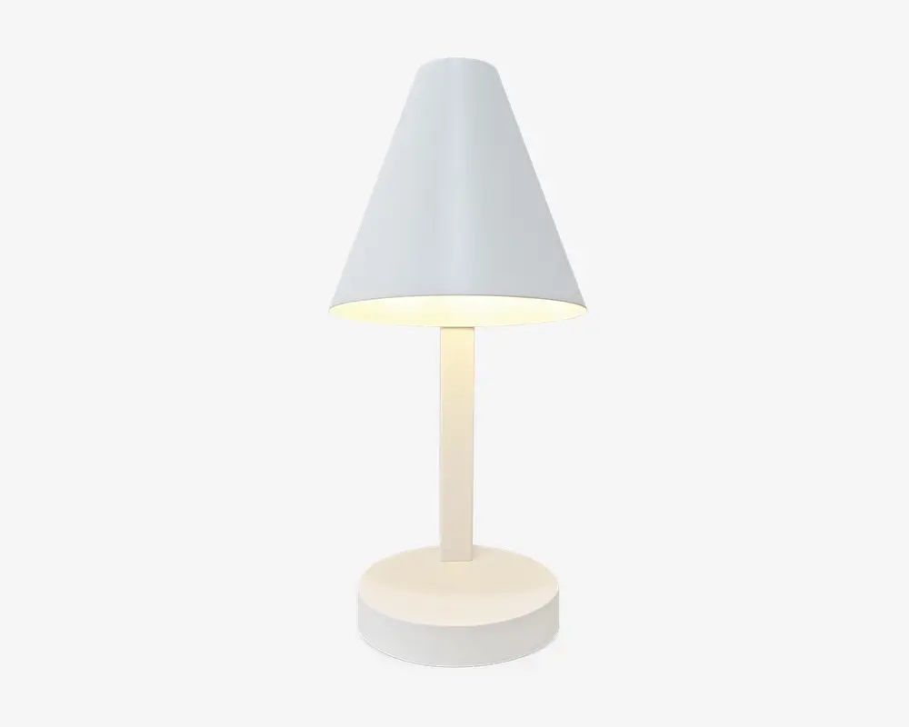 En moderne bordlampe med mat hvid finish. Lampen har en konisk lampeskærm, en slank cylindrisk stang og en rund, flad fod. Designet er minimalistisk og enkelt, velegnet til moderne indretning.
