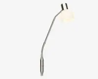 En moderne vægmonteret lampe med en fleksibel, justerbar arm i krom og en rund, mat glas-skærm. Lampen har en elegant metalbase med en lille tænd/sluk-knap, hvilket gør det nemt at betjene og rette lyset.