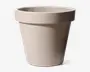 En enkel, rund potte i beige farve med en glat, mat overflade. Den har en bred kant øverst og bliver smallere mod bunden. Designet er minimalistisk uden synlige mønstre eller dekorationer, hvilket gør den velegnet til både indendørs og udendørs brug.