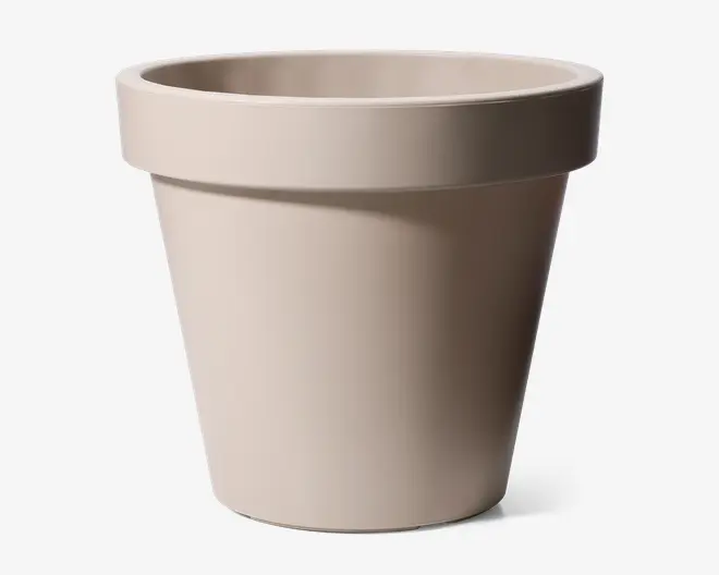 En enkel, rund potte i beige farve med en glat, mat overflade. Den har en bred kant øverst og bliver smallere mod bunden. Designet er minimalistisk uden synlige mønstre eller dekorationer, hvilket gør den velegnet til både indendørs og udendørs brug.