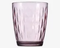 Transparent lyserød drikkeglas med facetslebet diamantmønster på overfladen. Glasset har en let konisk form, bredere foroven og smallere ved bunden, samt en tyk bund for ekstra stabilitet.