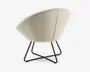 En moderne stol med en rund, skålformet ryg, polstret i lysebeige stof. Stolen har et slankt, minimalistisk design med en sort metalbase bestående af tynde, krydsende ben, der danner et X-mønster i bunden for stabilitet.
