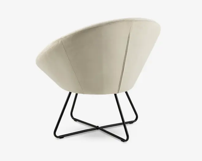 En moderne stol med en rund, skålformet ryg, polstret i lysebeige stof. Stolen har et slankt, minimalistisk design med en sort metalbase bestående af tynde, krydsende ben, der danner et X-mønster i bunden for stabilitet.