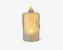 Cylindrisk LED-lys med en mat, gennemsigtig overflade og en realistisk flammeformet top. Overfladen har teksturerede detaljer, der ligner smeltet stearin, og lyset udsender en varm, blød glød indefra.