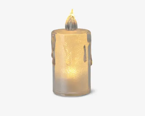 Cylindrisk LED-lys med en mat, gennemsigtig overflade og en realistisk flammeformet top. Overfladen har teksturerede detaljer, der ligner smeltet stearin, og lyset udsender en varm, blød glød indefra.