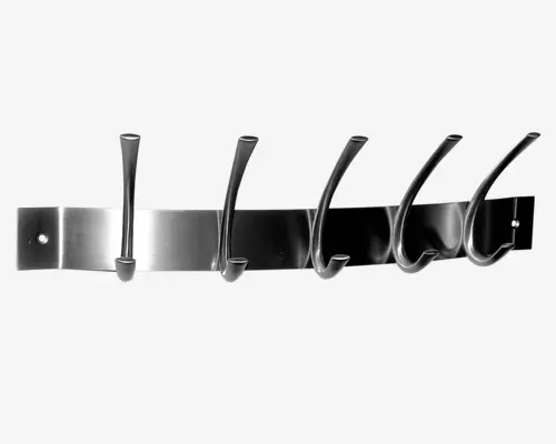 Væghængt holder med fem jævnt fordelte, buede metal kroge monteret på en glat, rektangulær metalplade. Hver krog har en afrundet ende for sikker ophængning og et moderne, minimalistisk design. Pladen har to synlige skruehuller til sikker montering.