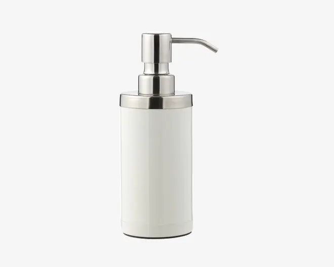 En cylindrisk dispenser med en glat, blank hvid krop og en pumpe i rustfrit stål. Pumpen har en lang, buet tud for nem dosering. Designet er moderne og minimalistisk, velegnet til nutidige badeværelser eller køkkener.