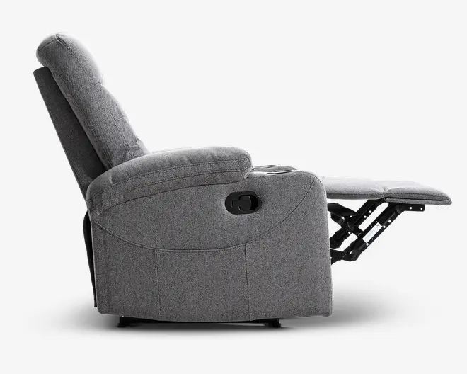 Gråt polstret lænestol vist fra siden med høj, polstret ryg, bløde armlæn, afrundet sidepanel og en udstrakt fodstøtte, hvor den sorte metalmekanisme til tilbagelænning er synlig.