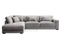 Moderne hjørnesofa i lysegråt stof med venstrevendt chaiselong. Sofaen har brede, dybe sæder og bløde ryghynder for ekstra komfort. Inkluderer fem matchende pyntepuder. Designet er enkelt og minimalistisk med lige linjer og lavprofilerede armlæn.