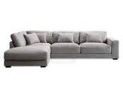 Moderne hjørnesofa i lysegråt stof med venstrevendt chaiselong. Sofaen har brede, dybe sæder og bløde ryghynder for ekstra komfort. Inkluderer fem matchende pyntepuder. Designet er enkelt og minimalistisk med lige linjer og lavprofilerede armlæn.