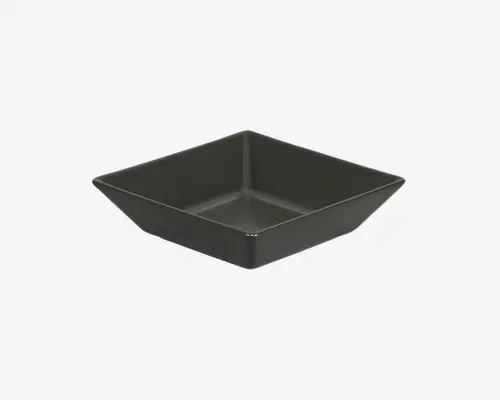 En firkantet skål med let udadbuede sider og en mat, mørkegrå overflade. Skålen har et moderne, minimalistisk design med glatte flader og skarpe hjørner, velegnet til servering af salater, snacks eller tilbehør.