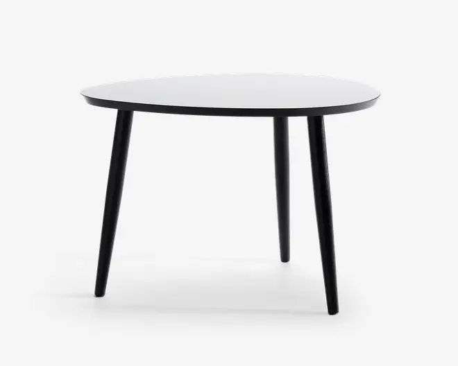 Moderne rundt bord med en glat, hvid bordplade og tre skrå, sorte ben. Designet er minimalistisk med rene linjer og en mat finish, hvilket gør det velegnet til moderne indretning. Bordet fremstår solidt og funktionelt, ideelt til små spiseområder eller som et accentmøbel.