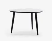 Moderne rundt bord med en glat, hvid bordplade og tre skrå, sorte ben. Designet er minimalistisk med rene linjer og en mat finish, hvilket gør det velegnet til moderne indretning. Bordet fremstår solidt og funktionelt, ideelt til små spiseområder eller som et accentmøbel.