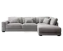 Moderne hjørnesofa i lysegråt stof med højrevendt chaiselong. Sofaen har brede, lavprofilerede armlæn og dybe sæder for ekstra komfort. Den leveres med fem matchende ryghynder, som giver ekstra støtte og et blødt, indbydende udtryk. Betrækket har en diskret tekstur, og det samlede design er enkelt og moderne, velegnet til rummelige stuer.