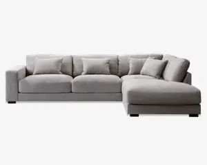 Moderne hjørnesofa i lysegråt stof med højrevendt chaiselong. Sofaen har brede, lavprofilerede armlæn og dybe sæder for ekstra komfort. Den leveres med fem matchende ryghynder, som giver ekstra støtte og et blødt, indbydende udtryk. Betrækket har en diskret tekstur, og det samlede design er enkelt og moderne, velegnet til rummelige stuer.