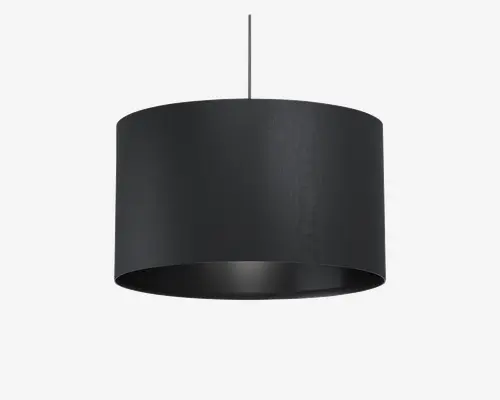 Moderne pendellampe med en cylindrisk sort lampeskærm. Skærmen har en glat, mat overflade og et enkelt, minimalistisk design. Lampen hænger ned fra en lige stang, hvilket giver et stilrent og moderne udtryk. Den åbne bund sikrer direkte lys nedad.