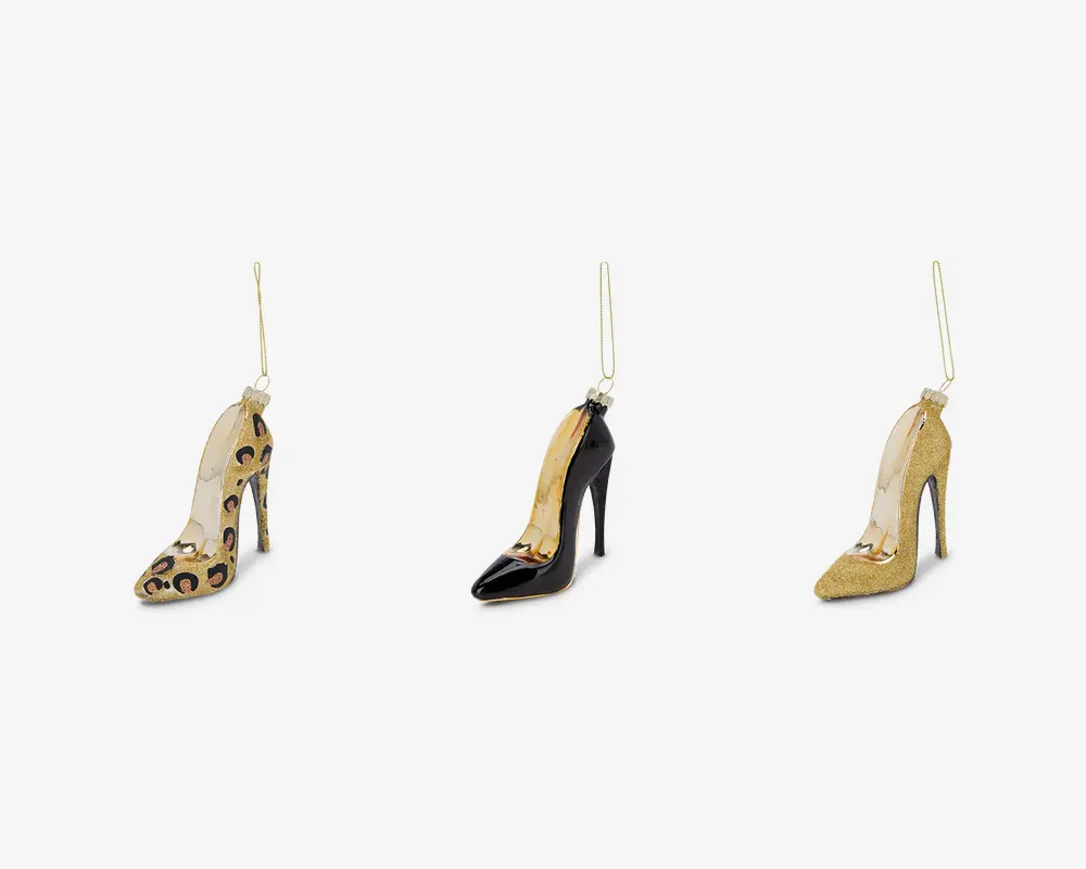 Tre højhælede sko vises, hver med et unikt design. Den første sko har et leopardmønster med en blank overflade. Den anden sko er i sort lak med en guldkant langs kanten. Den tredje sko er dækket af guldglimmer, hvilket giver den et glitrende udseende. Alle tre sko har spidse snuder og stiletthæle, og hver har en guldfarvet ankelrem for ekstra støtte.