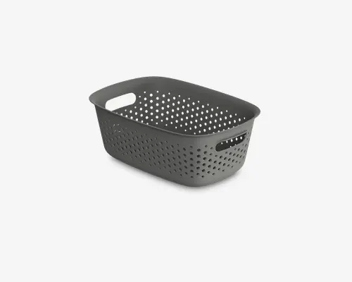 Rektangulær grå kurv lavet af holdbar plast, med et perforeret design og jævnt fordelte runde huller på alle sider for ventilation. Kurven har to integrerede håndtag på modsatte sider for nem transport. Kanterne er let afrundede for komfort og sikkerhed.
