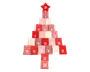 Et sæt af 24 små stofposer arrangeret som et juletræ, hvor hver pose har et forskelligt rødt, hvidt eller ternet mønster og er nummereret fra 1 til 24 med hvidt eller rødt tryk. Poserne lukkes foroven og kan fyldes med små gaver eller godter. Nummer 24-posen er placeret øverst som en stjernetop, og poserne er lavet af en blanding af ensfarvet, stribet og prikket stof.